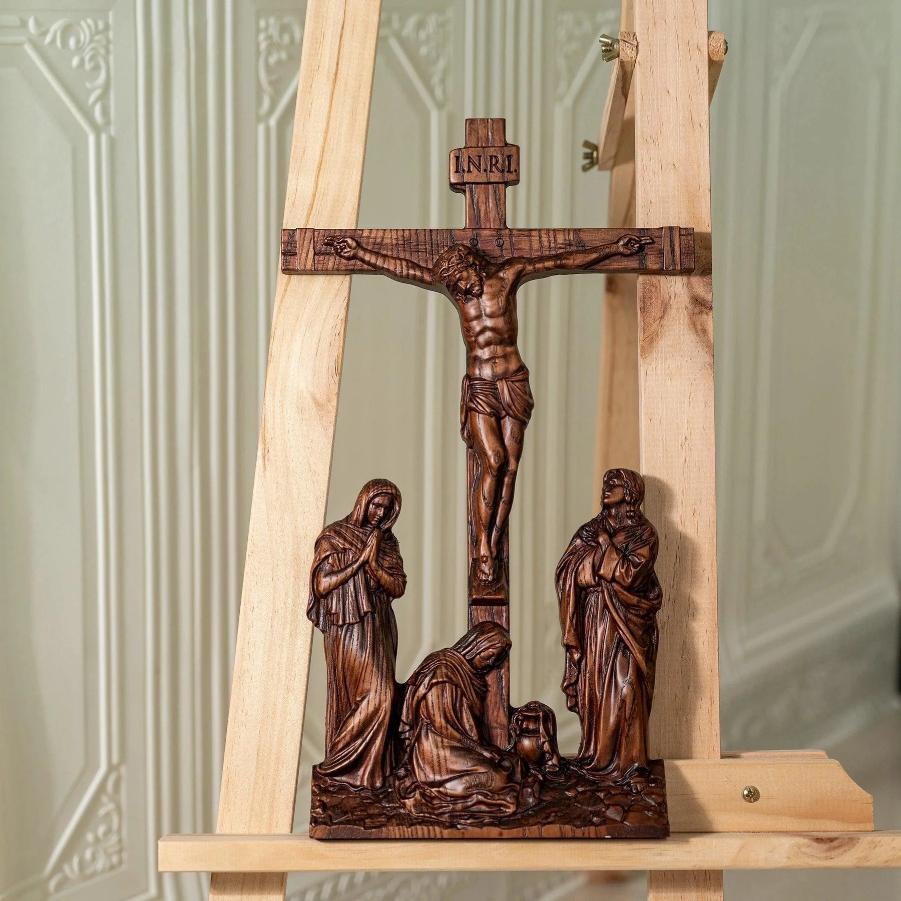 Crucificação de Jesus Cristo em Madeira Esculpida